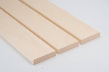 Beyaz bir zemin üzerinde yuvarlak kenarlı üç açık renkli tahta levha, pürüzsüz yüzey ve açık tahıl çizgileri sergiliyor..