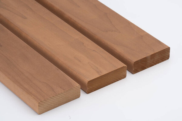Три коричневые деревянные доски с гладкой поверхностью и закругленными краями, расположенные бок о бок на белом фоне, подчеркивающие древесное зерно и отделку.
