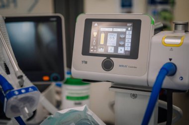 Valmiera, Letonya - 31 Mayıs 2025 - Klinik bir ortamda anestezi ve solunum ayarlarını gösteren dijital ekranlı MIRUS tıbbi vantilatör kontrolörüne yakın çekim.