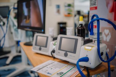 Valmiera, Letonya - 31 Mayıs 2025 - MIRUS kontrolörleri ile tıbbi havalandırma üniteleri ve bağlı borular klinik bir gösteri veya sağlık eğitimi sırasında bir masada sergilendi.