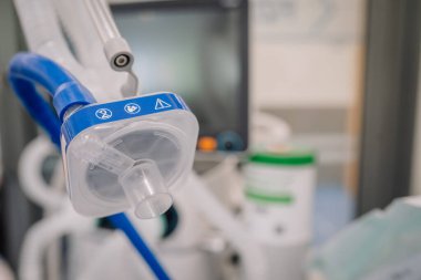Valmiera, Letonya - 31 Mayıs 2025 - Hastanede veya klinik çevrede solunum cihazına bağlı mavi borulu saydam bir tıbbi maskenin yakın çekimi.