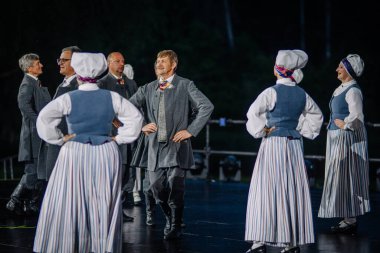 Valmiera, Letonya - 7 Haziran 2025 - Gauja dans gruplarının halk dansları, geleneksel kostümler ve Letonya kültürünün doğadaki 80. yıldönümü. GAUJA 80