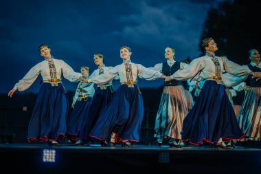 Valmiera, Letonya - 7 Haziran 2025 - Gauja dans gruplarının halk dansları, geleneksel kostümler ve Letonya kültürünün doğadaki 80. yıldönümü. GAUJA 80