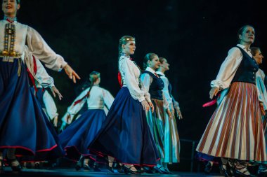 Valmiera, Letonya - 7 Haziran 2025 - Gauja dans gruplarının halk dansları, geleneksel kostümler ve Letonya kültürünün doğadaki 80. yıldönümü. GAUJA 80