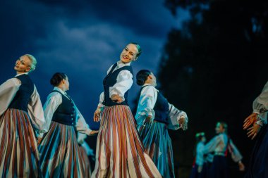 Valmiera, Letonya - 7 Haziran 2025 - Gauja dans gruplarının halk dansları, geleneksel kostümler ve Letonya kültürünün doğadaki 80. yıldönümü. GAUJA 80
