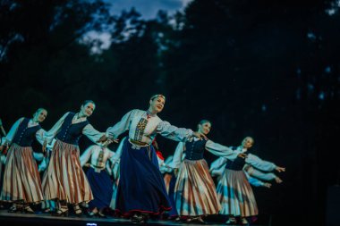 Valmiera, Letonya - 7 Haziran 2025 - Gauja dans gruplarının halk dansları, geleneksel kostümler ve Letonya kültürünün doğadaki 80. yıldönümü. GAUJA 80
