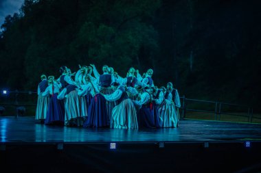 Valmiera, Letonya - 7 Haziran 2025 - Gauja dans gruplarının halk dansları, geleneksel kostümler ve Letonya kültürünün doğadaki 80. yıldönümü. GAUJA 80