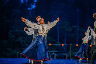 Valmiera, Letonya - 7 Haziran 2025 - Gauja dans gruplarının halk dansları, geleneksel kostümler ve Letonya kültürünün doğadaki 80. yıldönümü. GAUJA 80