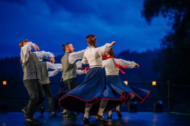 Valmiera, Letonya - 7 Haziran 2025 - Gauja dans gruplarının halk dansları, geleneksel kostümler ve Letonya kültürünün doğadaki 80. yıldönümü. GAUJA 80
