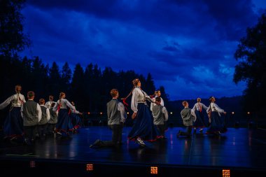 Valmiera, Letonya - 7 Haziran 2025 - Gauja dans gruplarının halk dansları, geleneksel kostümler ve Letonya kültürünün doğadaki 80. yıldönümü. GAUJA 80