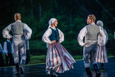 Valmiera, Letonya - 7 Haziran 2025 - Gauja dans gruplarının halk dansları, geleneksel kostümler ve Letonya kültürünün doğadaki 80. yıldönümü. GAUJA 80