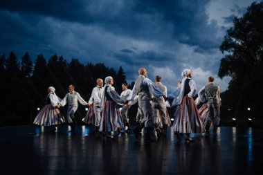 Valmiera, Letonya - 7 Haziran 2025 - Gauja dans gruplarının halk dansları, geleneksel kostümler ve Letonya kültürünün doğadaki 80. yıldönümü. GAUJA 80
