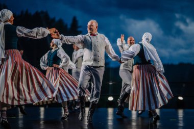 Valmiera, Letonya - 7 Haziran 2025 - Gauja dans gruplarının halk dansları, geleneksel kostümler ve Letonya kültürünün doğadaki 80. yıldönümü. GAUJA 80