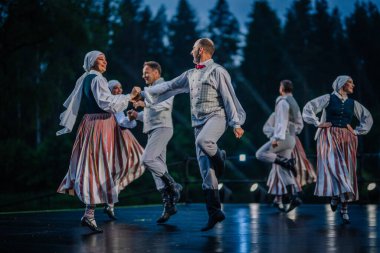 Valmiera, Letonya - 7 Haziran 2025 - Gauja dans gruplarının halk dansları, geleneksel kostümler ve Letonya kültürünün doğadaki 80. yıldönümü. GAUJA 80