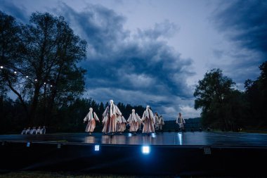 Valmiera, Letonya - 7 Haziran 2025 - Gauja dans gruplarının halk dansları, geleneksel kostümler ve Letonya kültürünün doğadaki 80. yıldönümü. GAUJA 80