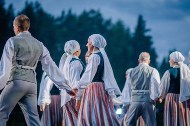 Valmiera, Letonya - 7 Haziran 2025 - Gauja dans gruplarının halk dansları, geleneksel kostümler ve Letonya kültürünün doğadaki 80. yıldönümü. GAUJA 80