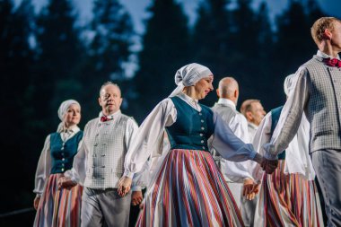 Valmiera, Letonya - 7 Haziran 2025 - Gauja dans gruplarının halk dansları, geleneksel kostümler ve Letonya kültürünün doğadaki 80. yıldönümü. GAUJA 80