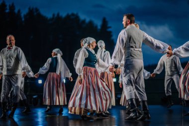 Valmiera, Letonya - 7 Haziran 2025 - Gauja dans gruplarının halk dansları, geleneksel kostümler ve Letonya kültürünün doğadaki 80. yıldönümü. GAUJA 80