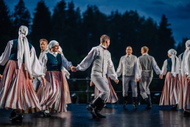 Valmiera, Letonya - 7 Haziran 2025 - Gauja dans gruplarının halk dansları, geleneksel kostümler ve Letonya kültürünün doğadaki 80. yıldönümü. GAUJA 80