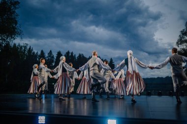 Valmiera, Letonya - 7 Haziran 2025 - Gauja dans gruplarının halk dansları, geleneksel kostümler ve Letonya kültürünün doğadaki 80. yıldönümü. GAUJA 80