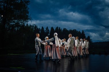 Valmiera, Letonya - 7 Haziran 2025 - Gauja dans gruplarının halk dansları, geleneksel kostümler ve Letonya kültürünün doğadaki 80. yıldönümü. GAUJA 80
