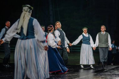 Valmiera, Letonya - 7 Haziran 2025 - Gauja dans gruplarının halk dansları, geleneksel kostümler ve Letonya kültürünün doğadaki 80. yıldönümü. GAUJA 80