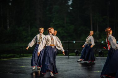 Valmiera, Letonya - 7 Haziran 2025 - Gauja dans gruplarının halk dansları, geleneksel kostümler ve Letonya kültürünün doğadaki 80. yıldönümü. GAUJA 80