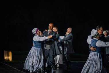 Valmiera, Letonya - 7 Haziran 2025 - Gauja dans gruplarının halk dansları, geleneksel kostümler ve Letonya kültürünün doğadaki 80. yıldönümü. GAUJA 80