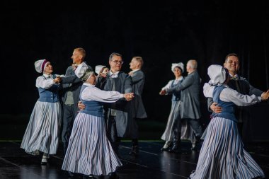 Valmiera, Letonya - 7 Haziran 2025 - Gauja dans gruplarının halk dansları, geleneksel kostümler ve Letonya kültürünün doğadaki 80. yıldönümü. GAUJA 80