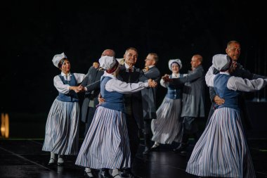 Valmiera, Letonya - 7 Haziran 2025 - Gauja dans gruplarının halk dansları, geleneksel kostümler ve Letonya kültürünün doğadaki 80. yıldönümü. GAUJA 80