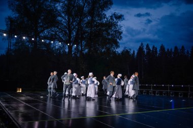 Valmiera, Letonya - 7 Haziran 2025 - Gauja dans gruplarının halk dansları, geleneksel kostümler ve Letonya kültürünün doğadaki 80. yıldönümü. GAUJA 80