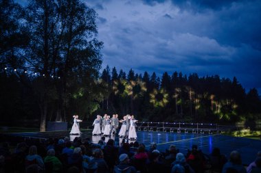 Valmiera, Letonya - 7 Haziran 2025 - Gauja dans gruplarının halk dansları, geleneksel kostümler ve Letonya kültürünün doğadaki 80. yıldönümü. GAUJA 80