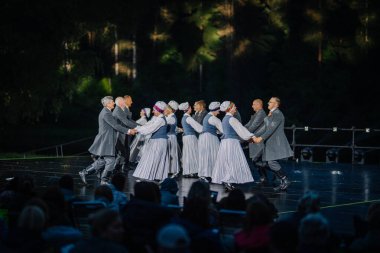 Valmiera, Letonya - 7 Haziran 2025 - Gauja dans gruplarının halk dansları, geleneksel kostümler ve Letonya kültürünün doğadaki 80. yıldönümü. GAUJA 80