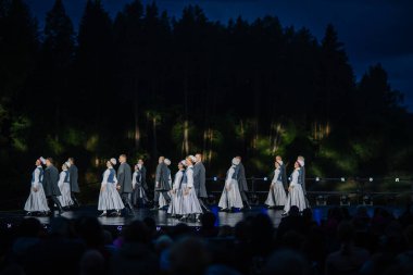 Valmiera, Letonya - 7 Haziran 2025 - Gauja dans gruplarının halk dansları, geleneksel kostümler ve Letonya kültürünün doğadaki 80. yıldönümü. GAUJA 80