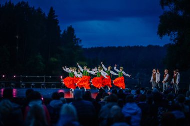 Valmiera, Letonya - 7 Haziran 2025 - Gauja dans gruplarının halk dansları, geleneksel kostümler ve Letonya kültürünün doğadaki 80. yıldönümü. GAUJA 80
