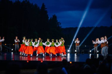 Valmiera, Letonya - 7 Haziran 2025 - Gauja dans gruplarının halk dansları, geleneksel kostümler ve Letonya kültürünün doğadaki 80. yıldönümü. GAUJA 80