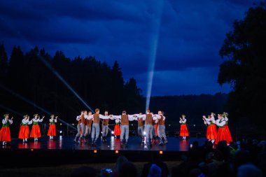 Valmiera, Letonya - 7 Haziran 2025 - Gauja dans gruplarının halk dansları, geleneksel kostümler ve Letonya kültürünün doğadaki 80. yıldönümü. GAUJA 80