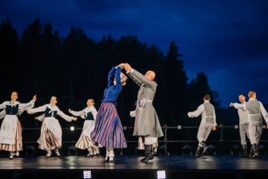Valmiera, Letonya - 7 Haziran 2025 - Gauja dans gruplarının halk dansları, geleneksel kostümler ve Letonya kültürünün doğadaki 80. yıldönümü. GAUJA 80
