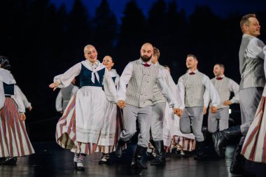 Valmiera, Letonya - 7 Haziran 2025 - Gauja dans gruplarının halk dansları, geleneksel kostümler ve Letonya kültürünün doğadaki 80. yıldönümü. GAUJA 80
