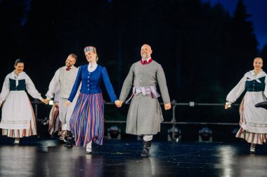 Valmiera, Letonya - 7 Haziran 2025 - Gauja dans gruplarının halk dansları, geleneksel kostümler ve Letonya kültürünün doğadaki 80. yıldönümü. GAUJA 80