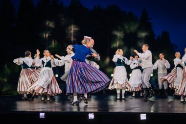 Valmiera, Letonya - 7 Haziran 2025 - Gauja dans gruplarının halk dansları, geleneksel kostümler ve Letonya kültürünün doğadaki 80. yıldönümü. GAUJA 80