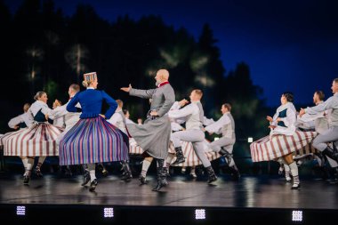 Valmiera, Letonya - 7 Haziran 2025 - Gauja dans gruplarının halk dansları, geleneksel kostümler ve Letonya kültürünün doğadaki 80. yıldönümü. GAUJA 80