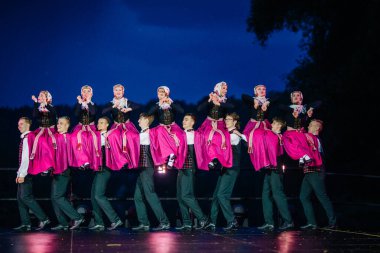 Valmiera, Letonya - 7 Haziran 2025 - Gauja dans gruplarının halk dansları, geleneksel kostümler ve Letonya kültürünün doğadaki 80. yıldönümü. GAUJA 80
