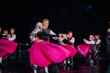 Valmiera, Letonya - 7 Haziran 2025 - Gauja dans gruplarının halk dansları, geleneksel kostümler ve Letonya kültürünün doğadaki 80. yıldönümü. GAUJA 80
