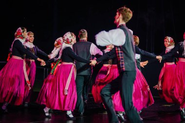 Valmiera, Letonya - 7 Haziran 2025 - Gauja dans gruplarının halk dansları, geleneksel kostümler ve Letonya kültürünün doğadaki 80. yıldönümü. GAUJA 80