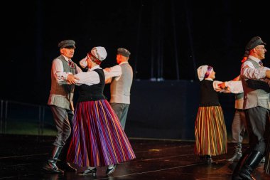 Valmiera, Letonya - 7 Haziran 2025 - Gauja dans gruplarının halk dansları, geleneksel kostümler ve Letonya kültürünün doğadaki 80. yıldönümü. GAUJA 80