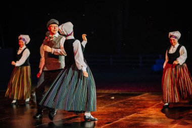 Valmiera, Letonya - 7 Haziran 2025 - Gauja dans gruplarının halk dansları, geleneksel kostümler ve Letonya kültürünün doğadaki 80. yıldönümü. GAUJA 80