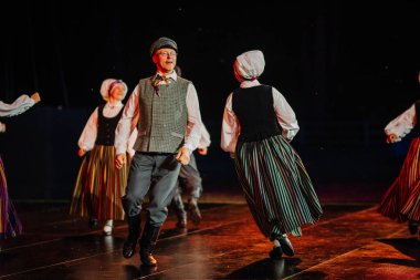 Valmiera, Letonya - 7 Haziran 2025 - Gauja dans gruplarının halk dansları, geleneksel kostümler ve Letonya kültürünün doğadaki 80. yıldönümü. GAUJA 80