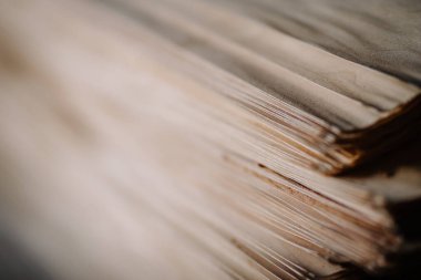 Kalın bir yığın doğal ahşap kaplama tabakası. Kenar tahılını, dokusunu ve katmanlı yapısını yumuşak ılık ışıkta gösterir..