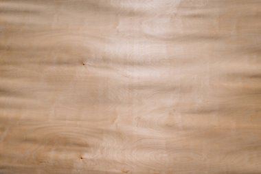 Açık renkli ahşap bir yüzeye yakın çekim, doğal tahıl ve düğümler, arka plan veya malzeme kullanımı için ahşaptaki dokuyu ve ince desenleri gösterir.